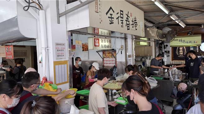 台南市国华街与民族路口的清明节应景美食店家金得春卷，今年仍因人手不足问题，公告清明连假期间店休4天。（程炳璋摄）