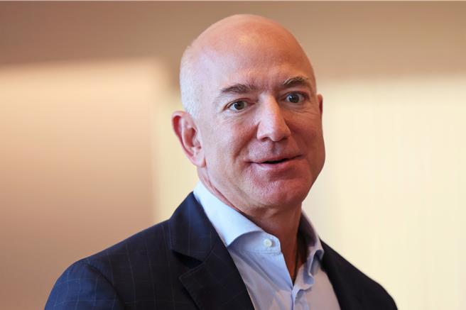 贝佐斯与未婚妻桑切斯订婚2年之久，两人计划于6月底在威尼斯举行婚礼。（路透社）