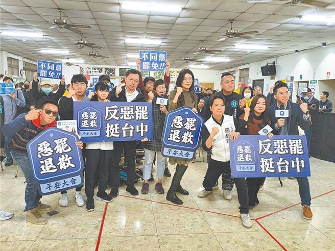 台中绿营议员30日联合主办「人民是头家·庙口开讲」活动，在雨中凝聚向心力。（江肇国提供）