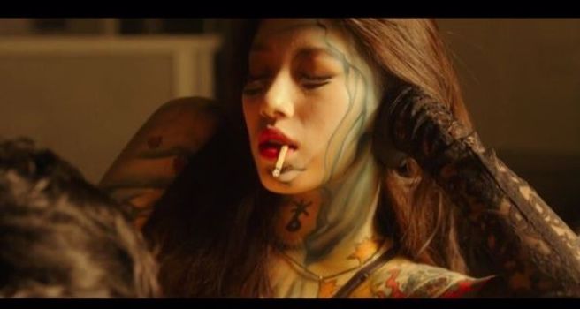 秀智客串金秀賢電影《Real》，化6小時刺青妝僅出現5秒鐘。（圖／翻攝自X）