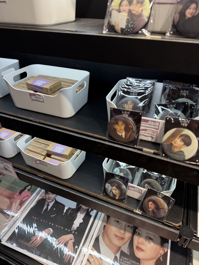 快闪店依旧摆放充满金秀贤照片的周边小物。（图／读者提供）