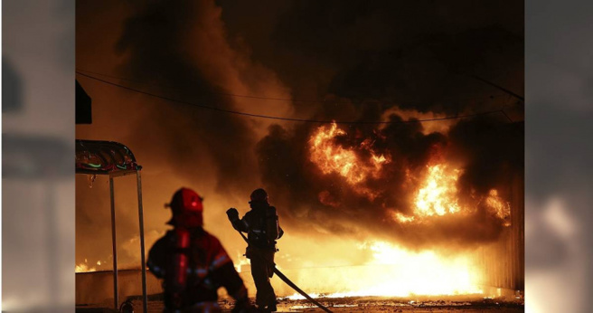 南韩野火已夺走30条人命，警方初步调查疑似是一名男子整墓烧草导致。（图/美联社）