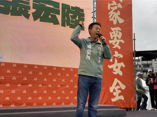 民进党第六场「人民是头家」政策宣讲会今在新北市板桥第二运动场举办，立委张宏陆上台宣讲。（高钧麟摄）