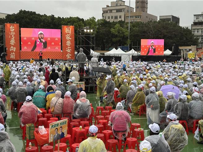 「人民是头家」政策宣讲会30日下午于新北市板桥第二运动场登场，许多民进党支持者不畏风雨参加。（高钧麟摄）