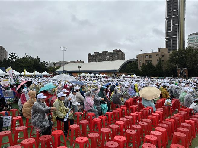 「人民是头家」政策宣讲会30日下午于新北市板桥第二运动场登场，但面对舞台左方的座位区及舞台中正后方区域仍无法填满。（高钧麟摄）