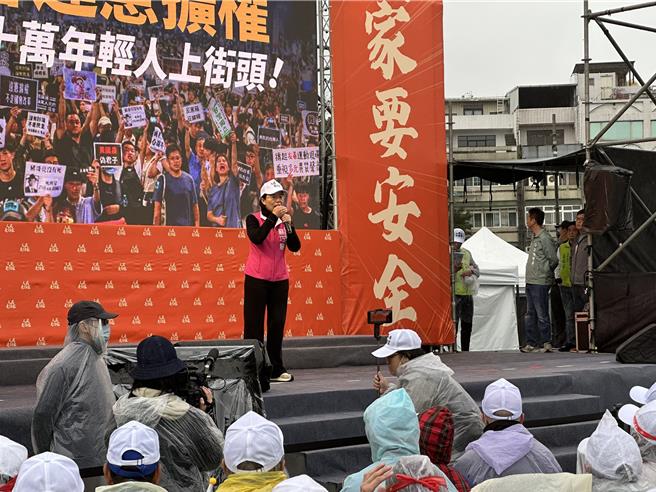 支持者穿着雨衣，坐在台下，聆听民代们的发言。（高钧麟摄）