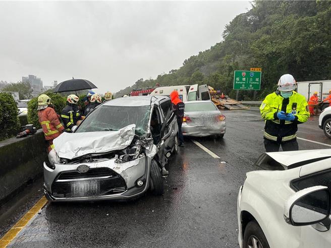 国3北向三峡路段发生4车追撞事故，造成4人轻伤。（警方提供）