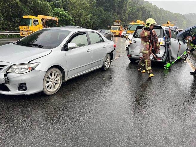 国3北向三峡路段发生4车追撞事故，造成4人轻伤。（警方提供）