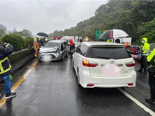 国3北向三峡路段发生4车追撞事故，造成4人轻伤。（警方提供）