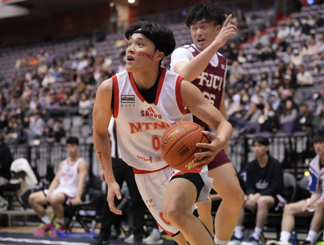 台灣師大林韋愷（前）30日在UBA公開男一級攻下23分。（大專體總提供）