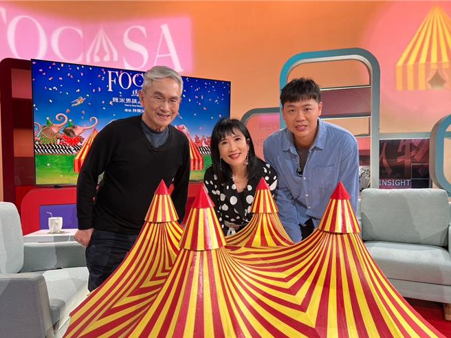 林怀民（左）、FOCASA马戏团团长林智伟（右）登上方念华主持的《TVBS看板人物》。（TVBS提供）