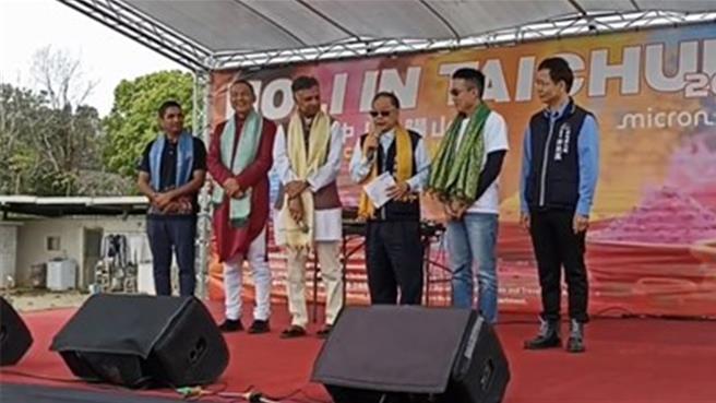 「Holi in Taichung 2025-色彩狂歡節」30日登場，台中市府民政局長吳世瑋出席同樂。（台中市府提供）