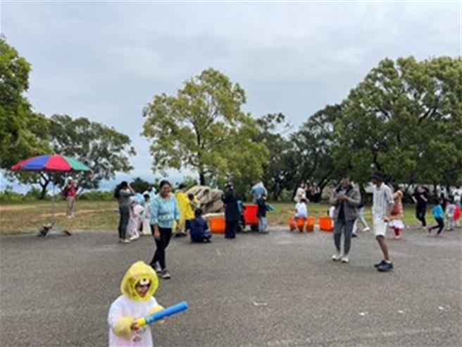 參加者以顏料水球及水槍互相噴灑，歡慶印度傳統慶典。（台中市府提供）