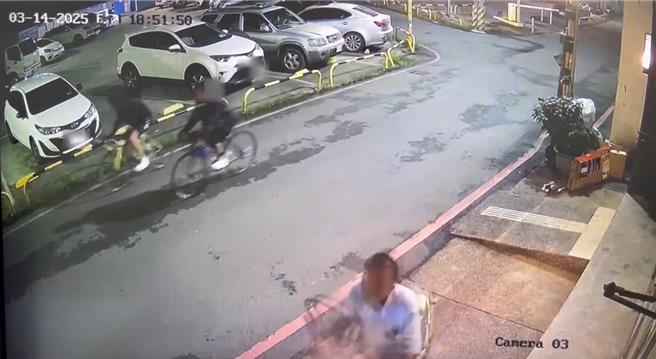 隔日受理窃案员警执行交通勤务时，发现其中一名窃嫌骑乘偷来的自行车从他面前经过，立即逮捕到案。（警方提供／吴佩蓉宜兰传真）