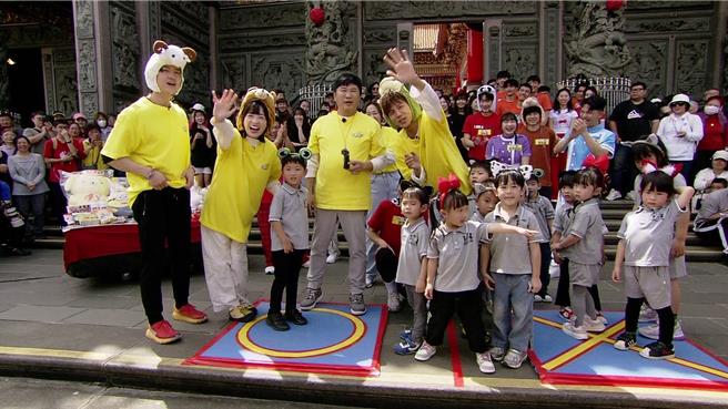 胡瓜（中）跟小朋友们唱唱跳跳。（民视提供）