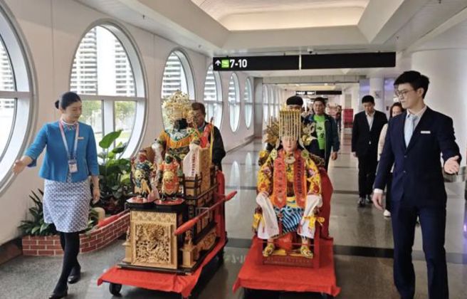 大陆2尊妈祖来台，厦航特地制作登机牌，高规格对待。（翻摄微博）