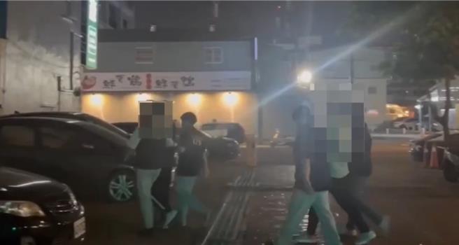 屏东枪击案在3嫌带3把长枪投案后，检方认2名李男有逃亡、湮灭证据及勾串共犯之虞，30日向法官声请羁押禁见获准，未成年的杨男则遭少年法庭裁定收容。（警方提供／谢佳潾屏东传真）