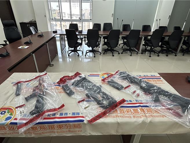 屏东3枪手当街开25枪，有3名嫌犯携枪投案，当中有1名未成年，而3把手枪初步研判为制式手枪，黑市总价至少150万。（谢佳潾摄）