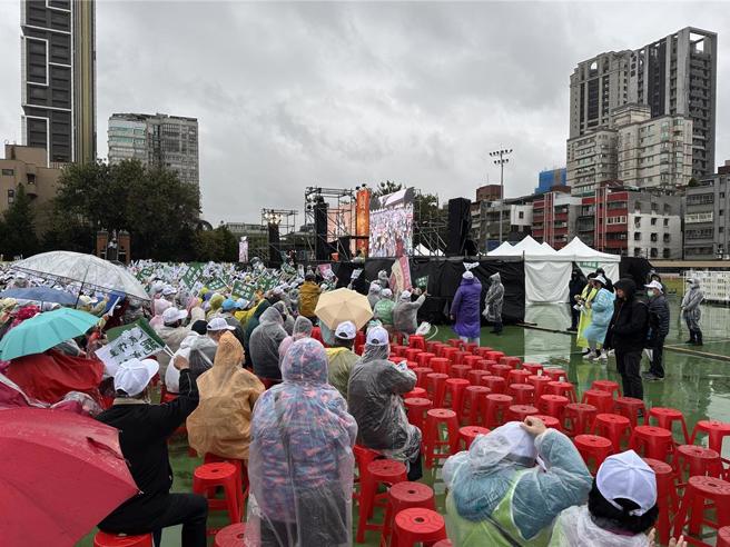 「人民是头家」政策宣讲会30日下午于新北市板桥第二运动场登场，但面对舞台左方的座位区及舞台中正后方区域仍无法填满。（高钧麟摄）
