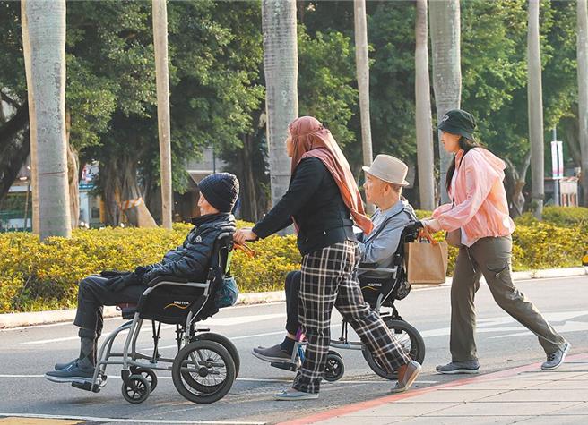 勞動部就業安定基金遭到濫用，引發爭議。圖為看護陪伴老人家外出散步。（本報資料照片）