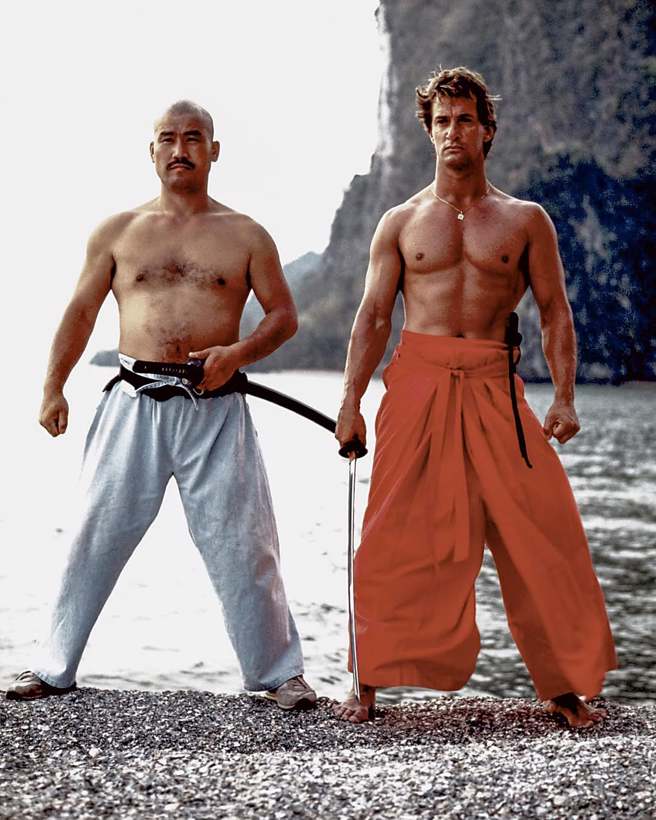 在80、90年代武打片中，均可看到李察诺顿（右）演出身影，他也和多位大咖好莱坞巨星合作过。（图／李察诺顿IG）