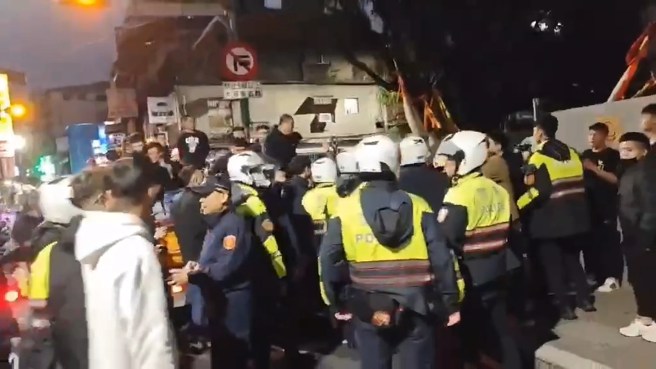 29日新庄区遶境活动起口角衝突，警方及时将双方隔开，事后将3名喝酒男子带回依法裁罚。（翻摄画面）