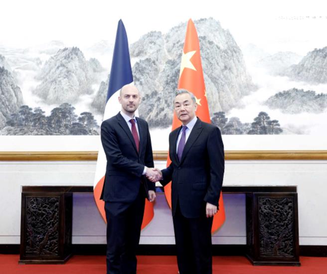 2025年3月27日，中共中央政治局委员、中国外交部长王毅在北京同法国外长巴罗举行会谈。（中国外交部官网）