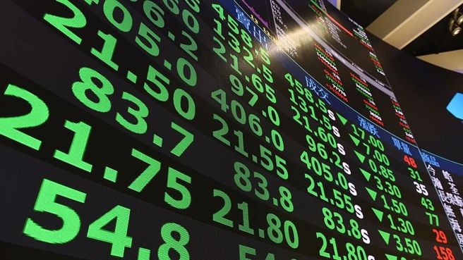 周五台指期夜盘惨跌逾450点，明天台股将面临重大考验。（示意图/资料照）
