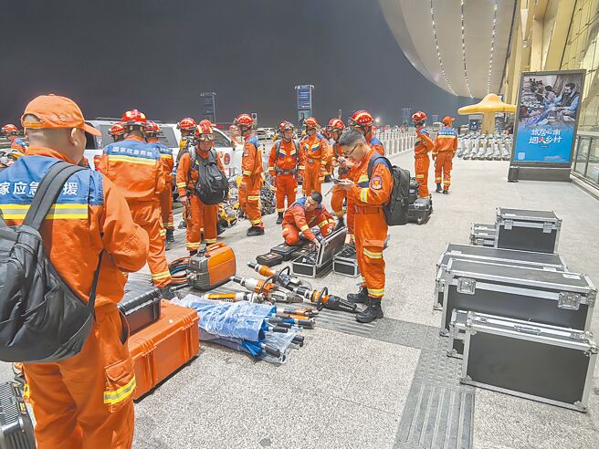 中国云南救援医疗队29日携带全功能生命探测仪、地震预警系统、便携式卫星、无人机等应急救援物资，从昆明长水国际机场搭机赶赴缅甸地震灾区。    （新华社）