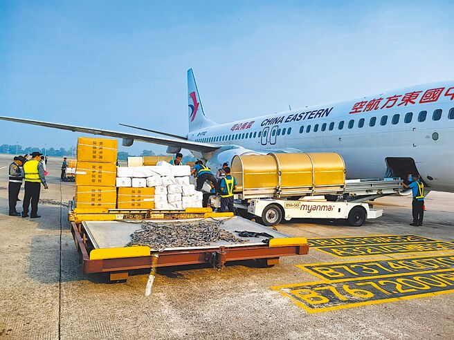 大陆国台办29日在官方微信号发文，提醒缅甸及周边国家的台胞，若遇紧急情况可向中国使领馆求助。图为中国东航航班29日搭载云南救援医疗队顺利抵达缅甸。（中新社）