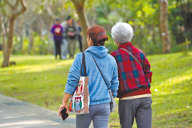 多元陪伴（钟点移工）计画挨批收费比非法看护、台籍居服员昂贵，立委林俊宪近日召开协调会，要求劳动部暂缓推动，并重新计算收费价格。（本报资料照片）