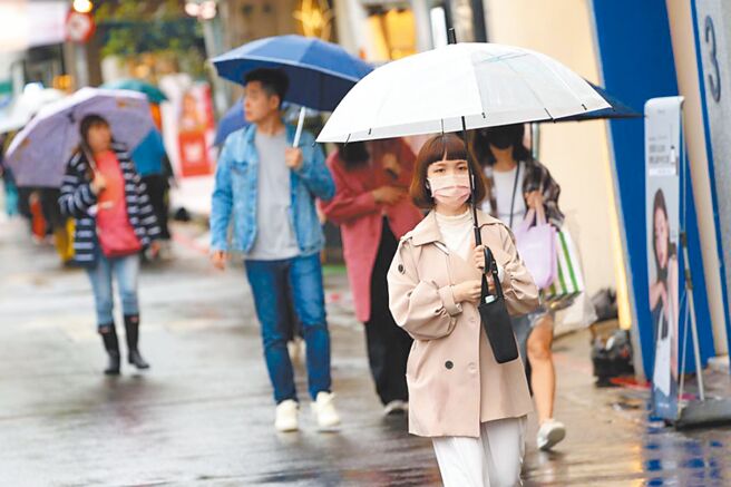 中醫師提醒，清明時節多注意保暖，隨身預備薄外套，也可食用四神湯、薏仁、紅豆等，助身體排溼。（杜宜諳攝）