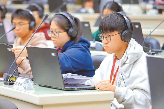 基隆市政府今年攜手美國加州大學柏克萊分校推動AI程式設計課程，透過遠距教學為學生提供國際級的學習機會。圖為29日學生上課情形。（基隆市政府提供／徐佑昇基隆傳真）