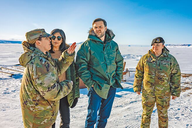 美国副总统范斯（右二）28日在妻子乌沙．范斯（左二）陪同下，访问格陵兰西北部的美军皮图菲克太空基地，听取驻扎美军对当地的介绍。（美联社）