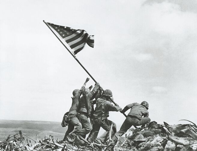 日本首相石破茂、日本防相中谷元与美国防长赫格塞斯29日访问太平洋战争末期激战地硫磺岛，出席追悼阵亡者的美日联合追悼式。（新华社）