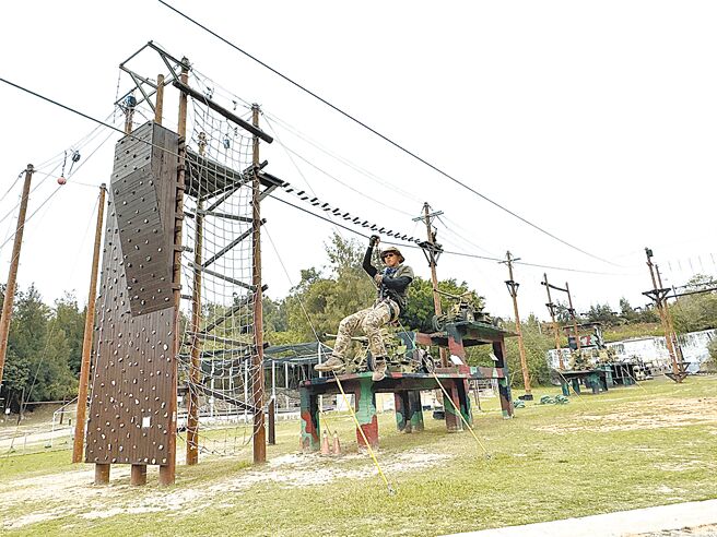 金門柳營園區推出「2025戰地奇幻夜」大冒險活動。（于家麒攝）