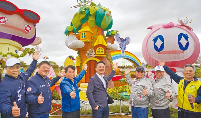 2025桃園彩色海芋季3月29日起至4月6日於大園區溪海休閒農業園區登場，今年海芋季以「奇芋夢幻島」為主題，種植共2.3公頃超過14萬株花卉、5萬株彩色海芋，邀民眾清明連假來桃園賞花。（廖姮玥攝）