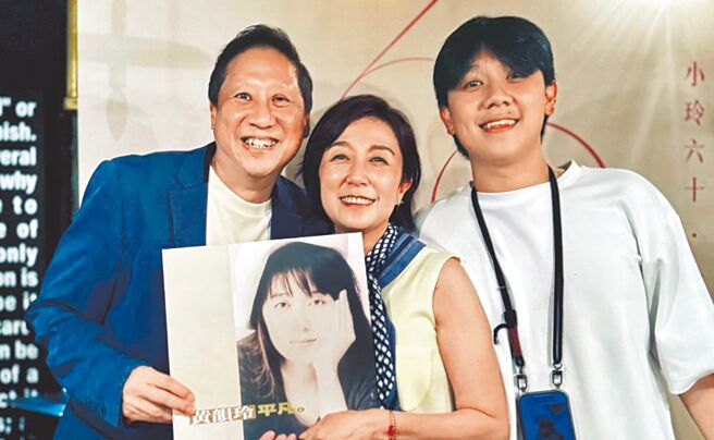 黃韻玲去年歡慶60歲生日時，兒子沈裕紘（右）及前夫沈光遠（左）到場祝賀。（黃韻玲友人提供）