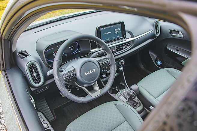 車內為莫蘭迪綠雙色搭配，頗具質感。（陳大任攝）