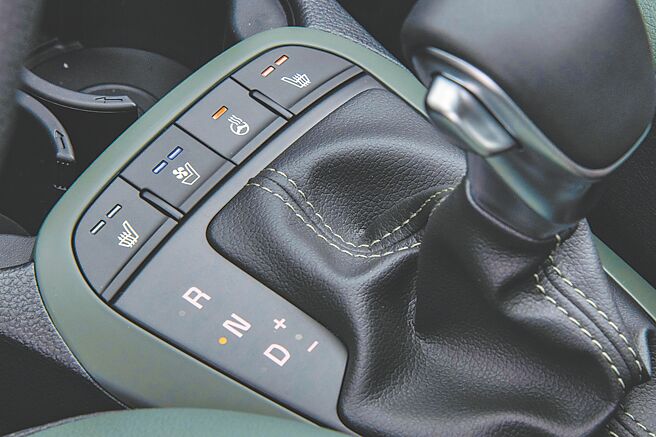 排檔座前方為座椅的通風、加熱按鍵。（陳大任攝）