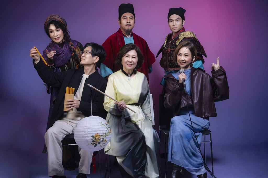 2025趨勢經典文學劇演出者合影，前排右起：施璧玉、陳怡蓁、陳義芝。後排右起：蘇健宇、呂玉堃、朱安麗。(趨勢教育基金會提供)