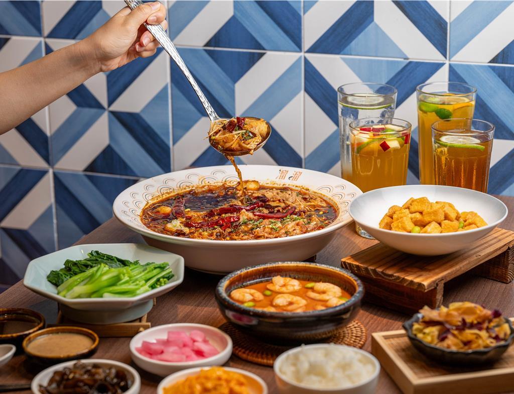 溜溜酸菜魚富民旗艦店2.0升級版,增加20餘道菜色,搶攻家庭及上班族聚餐。圖/漢來美食提供