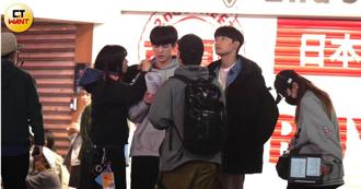 邱以太晉升BL男神再拍「男男戀」街頭嘟嘴上演曖昧情