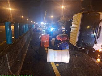 國道3號清水段同地點連2起自撞 大貨車、轎車先後翻覆