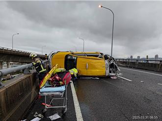 運將國道2自撞護欄側翻 零件噴飛波及對向3車