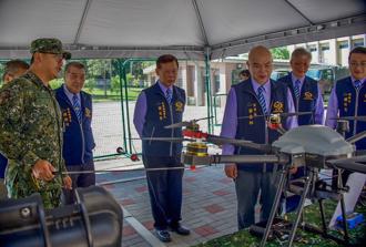 高雄市荷松協會慰訪無人機訓練中心  感謝國軍付出