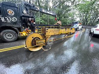 八里驚悚意外！貨車吊臂從天而降砸爛對向保時捷  駕駛送醫