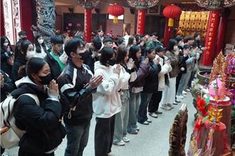 中華大學越籍生赴文昌廟參拜、參訪紙寮窩 體驗台灣文化