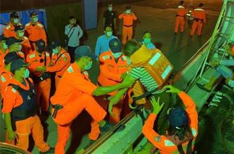 16偷渡客藏密舱险窒息团灭！越南妹脱剩内衣抢命昏厥　冷血人蛇下场曝