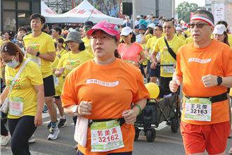 弘道基金会带13名平均60岁长辈运动、重训 半年成功挑战10K马拉松